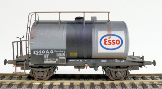 Exact-Train EX22058 - H0 DB 30m3 Leichtbau Uerdinger Bauart Kesselwagen Esso Grau/Schwarz Epoche IV (Verschmutzt)