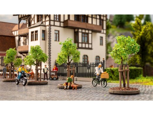 Noch 21538 - H0,TT Junge B&auml;ume mit Baumst&uuml;tzen 4 cm hoch, 6 St&uuml;ck