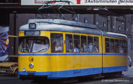 Arnold HN2603D - N Stra&szlig;enbahn, Typ DUEWAG GT6, Version Essen in gelb/blauer Farbgebung, Ep. IV-V, mit DCC-Decoder