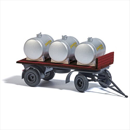 Busch 53328 - H0 IFA HL 80 Anh&auml;nger, Wernesgr&uuml;ner Pilsner mit 3 F&auml;ssern