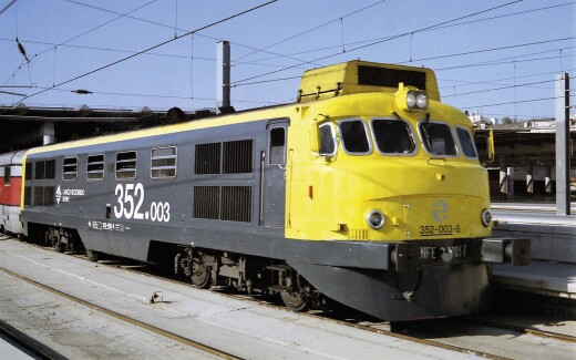 Arnold HN2674D - N RENFE, Diesellokomotive 352-003 &bdquo;Virgen del Perpetuo Socorro&rdquo;, gelb-graue Farbgebung, mit Multiprotokoll-Digitaldecoder