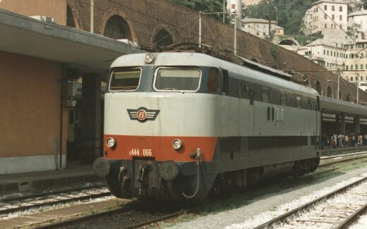 Arnold HN2688S - N FS, Elektrolokomotive E.444 2. Serie, in Ursprungslackierung mit rotem Streifen, ohne silberne Zierleisten, mit Multiprotokoll-Sounddecoder