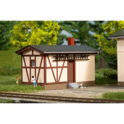Auhagen 11457 - H0 Bahnw&auml;rterwohnhaus mit Neben